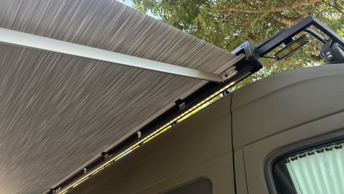 Stoere legergroene Volkswagen Crafter 2015