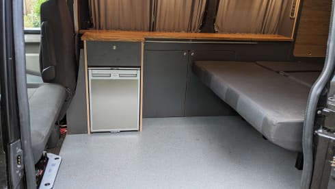 Black Beauty – 4 berth 4WD Automatic VW Transporter