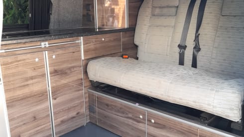 Callie – Volkswagen campervan met 4 slaapplaatsen uit 2011