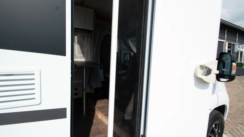Luxe Sunlight V66 Adventure, semi-integrated camper
