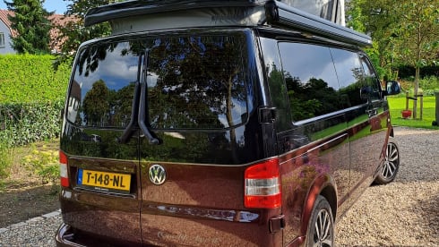 Marinus – Volkswagen t5 extended camper. Vending machine