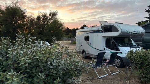Diesel de roze schaats (kids zijn creatief 😄) – Comfortable and complete 6p alcove camper