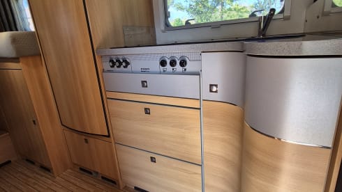 Dethleff camper met inventaris – Dethleff Globe 4 semi-integrated 4 persons