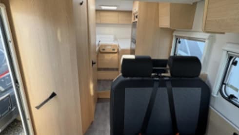 E-type – Gloednieuwe Sunlight Camper 2026 | Lengtebedden + Hefbed | 2–4 Pers.