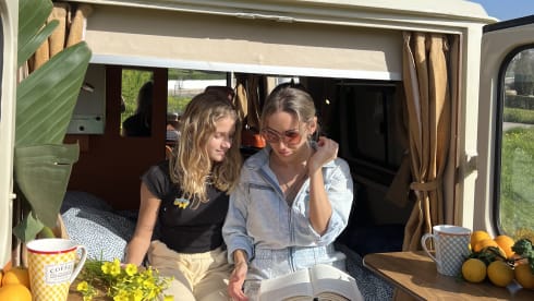 Laranja – Rent a  Blue Classics’s Combi J9