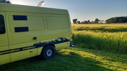 2-4p adventurous Mercedes-Benz bus camper 