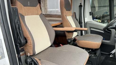 Sjors – Fiat Ducato Dethleffs Queens bed