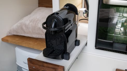 Zonnewijzer – Winter-Proof Off-Grid Campervan with Solar, Nespresso, Oven and more!