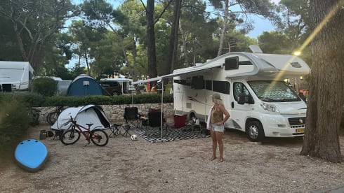 Willem – Nice and complete 6 person camper