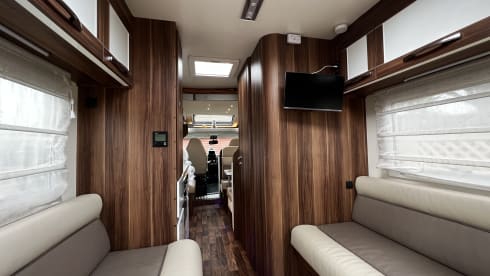 Rewind – Escapade familiale de luxe : camping-car moderne à 6 couchettes prêt pour l'aventure !