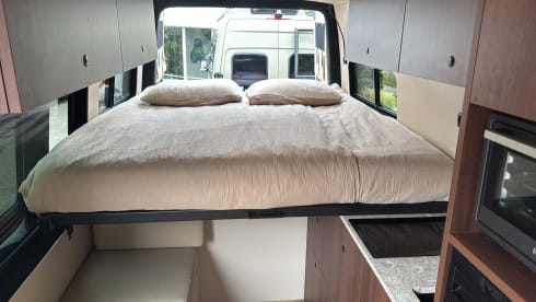 De Suite – 3p Mercedes-Benz campervan from 2024