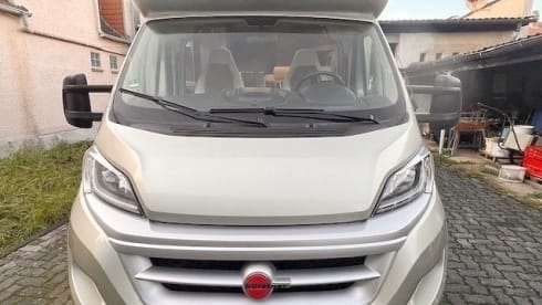 Goldie – Bürstner Ixeo IT 664, Standklima, AHK, Markise, Hubbett