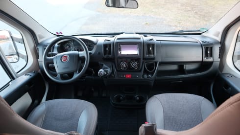 Carado 464 – Rent mobile home Carado 464 with 6 sleeping places