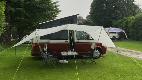 Guus (dan denk je aan brabant) – Red and white Volkswagen T5