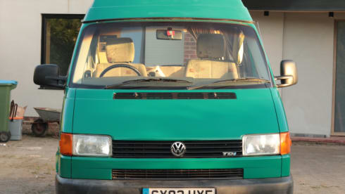 Gunther – VW T4 Hightop Leisuredrive Campervan. Excellent condition 