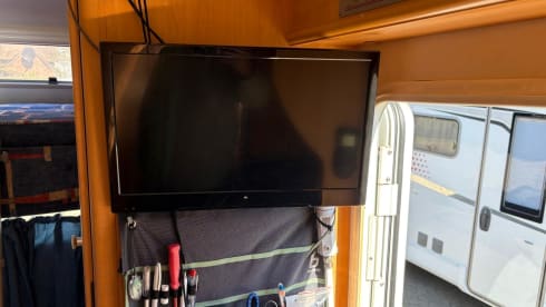 Cozy 4 person camper LMC Fiat Ducato alcove