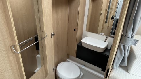 17/18 – Luxurious, comfortable camper with 2-person fixed bed and 2-person lifting bed!