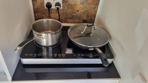 Zeb – Grand hôtel mobile, près de Gatwick, avec WC et douche. Chambre d'hôtel sur roues.