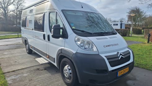 Compact and cozy 2-person Citroën Jumper Globecar bus from 2015
