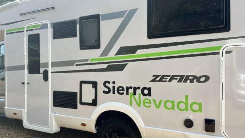 Sierra Nevada – BRAND NEW 4 Berth Roller Team Zefiro 696 (2025) Manual