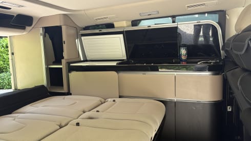 4p Mercedes-Benz bus from 2017