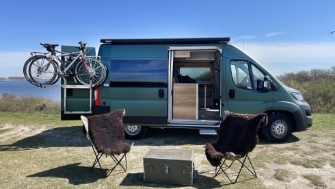 De Groene Waldi – Peugeot Boxer compact camper for rent