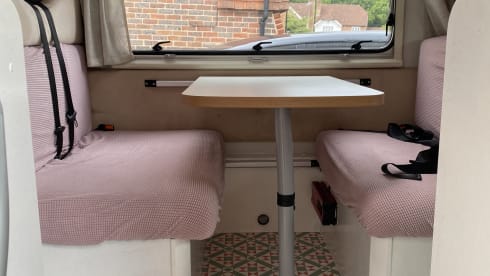 Rizzo  – Gorgeous 6 berth family motorhome with bedding, fully equipped. rear bunks.