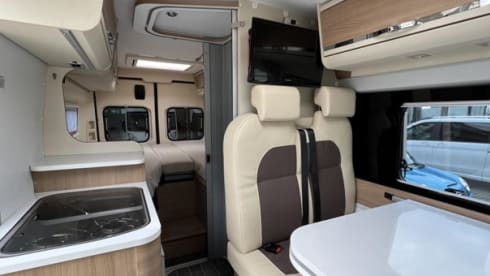 Very luxurious camper, 5.99 m, automatic, 2 length beds