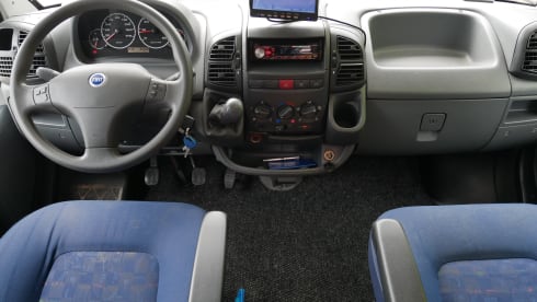 Hymer Alcove Sleeps 5, Seats 5!!