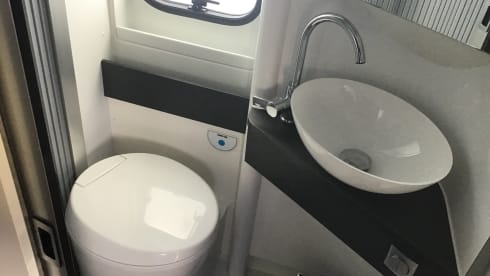 Mooie zwarte camperbus