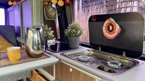 Bommeltje VW T5 met extra ruime leefruimte door verlengde versie. Uniek in de verhuur!  – VW T5 extended version with large lifting roof  