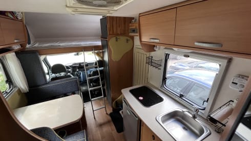 Luxurious neat family camper, 6 seats + belt, fully furnished