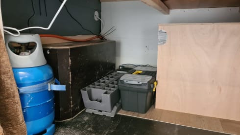 Aarts I – 3-person spacious self-built camper >>> Dog Friendly<<<