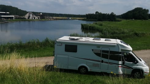 Wohnmobil Teilintegriert mit Einzelbetten und Hubbett  – Sunlight T68