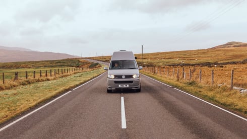 Grey – Volkswagen Camper mit 4 Schlafplätzen Brandneuer Umbau