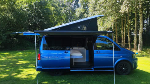 Sturdy Volkswagen T5 bus camper for 2-4 people
