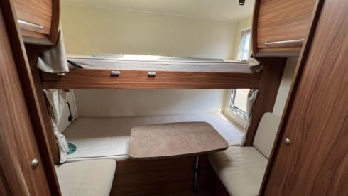 Premium integrated 5-person camper with bunk and lifting bed