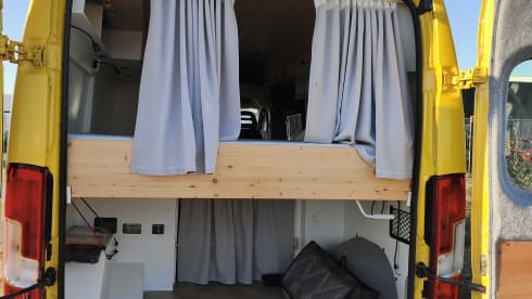 De Kanarie 🌞  – Gezellige gele camperbus (off-grid!) 