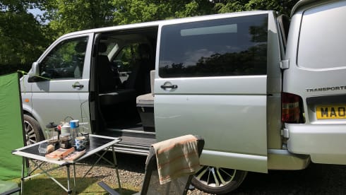 Joshua – 2 berth Volkswagen bus from 2006