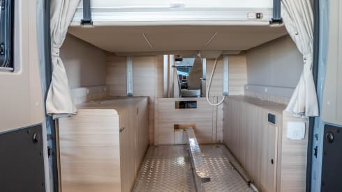 Hotel Kristoffel On the road – 4p Buscamper met hefdak en garage