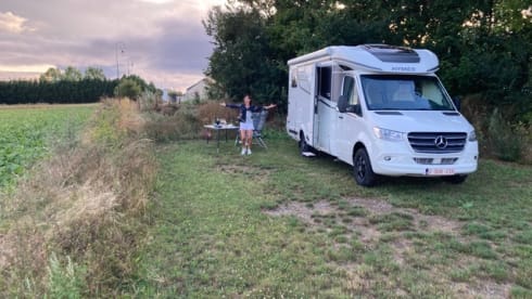 TOPPIE – Hymer 2 places semi-intégré à partir de 2023 Mercedes