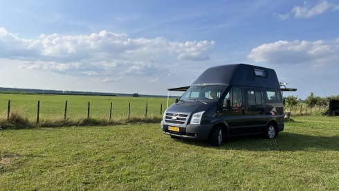 Beautiful Ford Transit Nugget with high roof, lots of space in a compact bus!