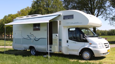 Super Brig 677 TC – Spacious Super Brig 677 TC with 6 beds and XXL garage!