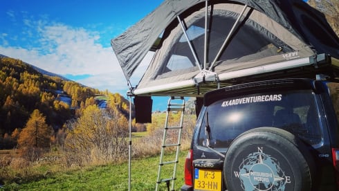 4x4 Mitsubishi Pajero with large roof tent