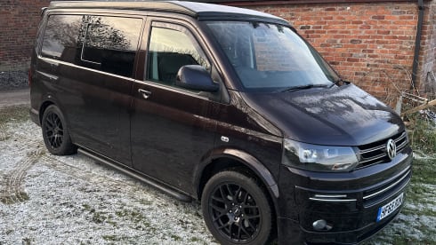 Aubergine Dream Machine – Newly Converted T5 Campervan 4 berth