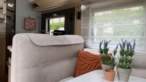 De luxe camper – 2 pers. Hymer Whiteline B600 with air conditioning semi-integrated from 2020