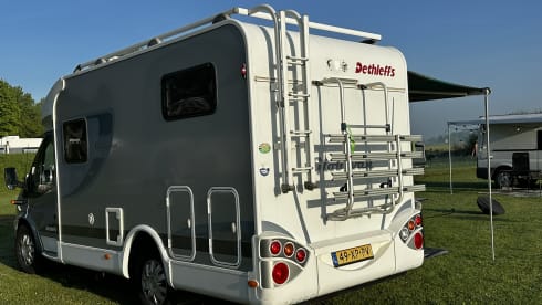 June – Super cozy and complete 2p camper! 