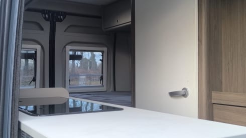 Zwarte camperbus – 2p Carado bus uit 2025