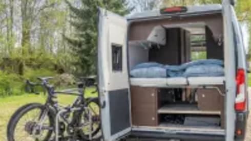 Easy Rider Grid 4 Karmann – Beautiful 3-person camper with a lengthwise bed, automatic and solar panel.