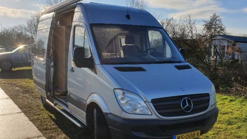 Laura – Delicious compact machine with all amenities and 2x air conditioning!